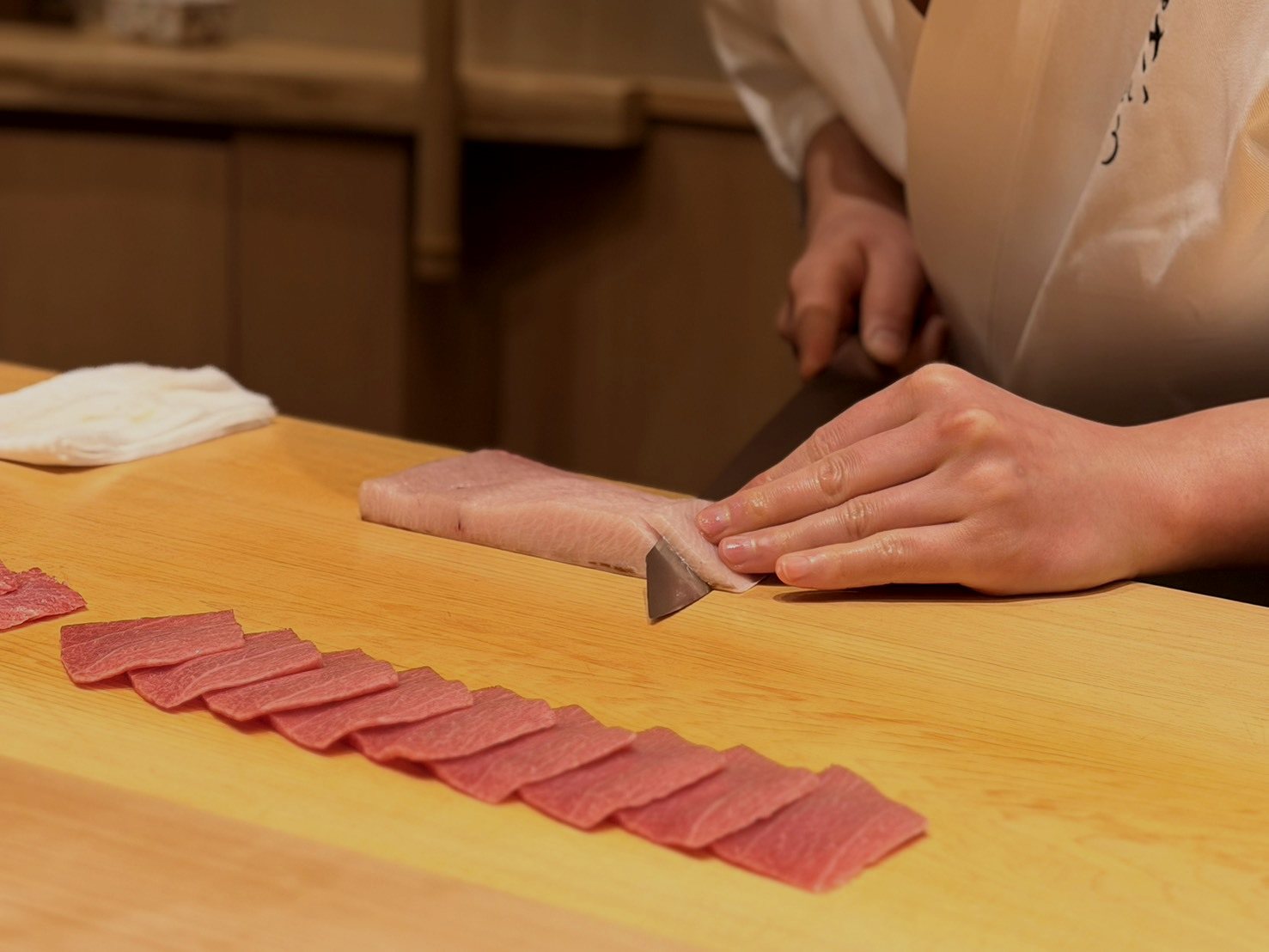 まぐろを切り付ける職人の手元